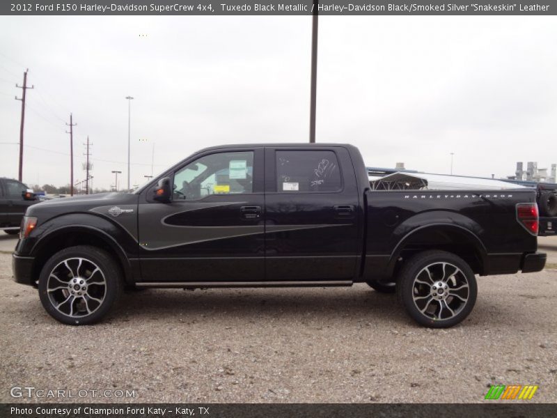 Tuxedo Black Metallic / Harley-Davidson Black/Smoked Silver 