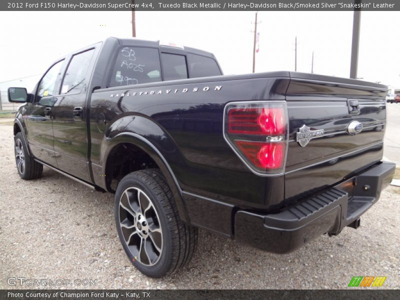 Tuxedo Black Metallic / Harley-Davidson Black/Smoked Silver 