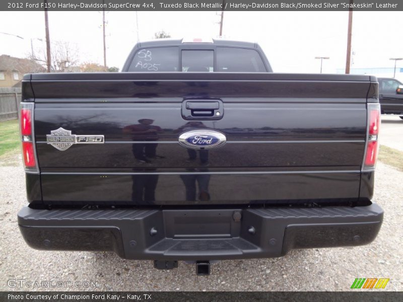 Tuxedo Black Metallic / Harley-Davidson Black/Smoked Silver 