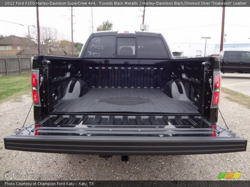 Tuxedo Black Metallic / Harley-Davidson Black/Smoked Silver 