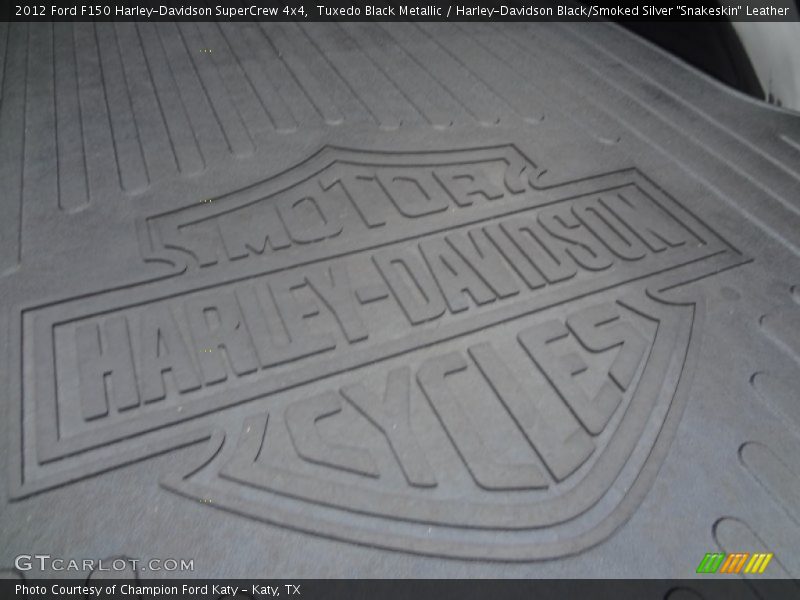 Tuxedo Black Metallic / Harley-Davidson Black/Smoked Silver 