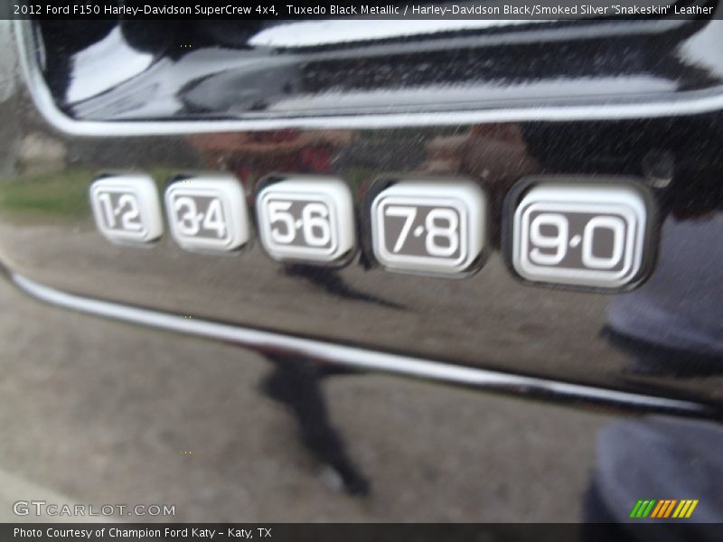 Tuxedo Black Metallic / Harley-Davidson Black/Smoked Silver 