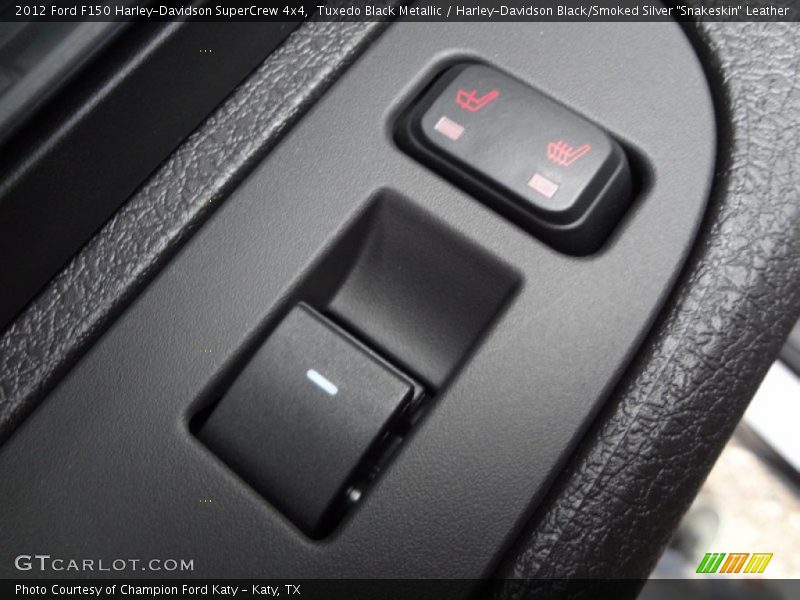 Tuxedo Black Metallic / Harley-Davidson Black/Smoked Silver 