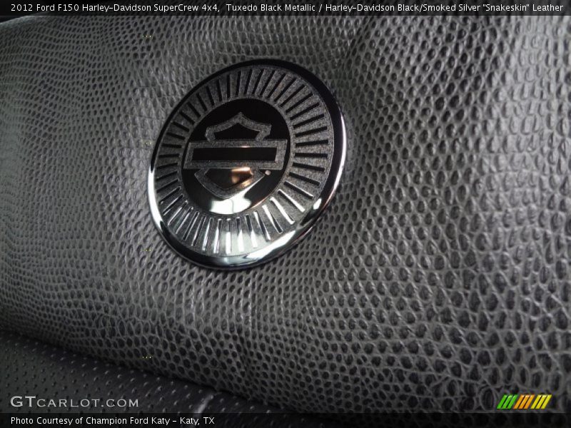 Tuxedo Black Metallic / Harley-Davidson Black/Smoked Silver 