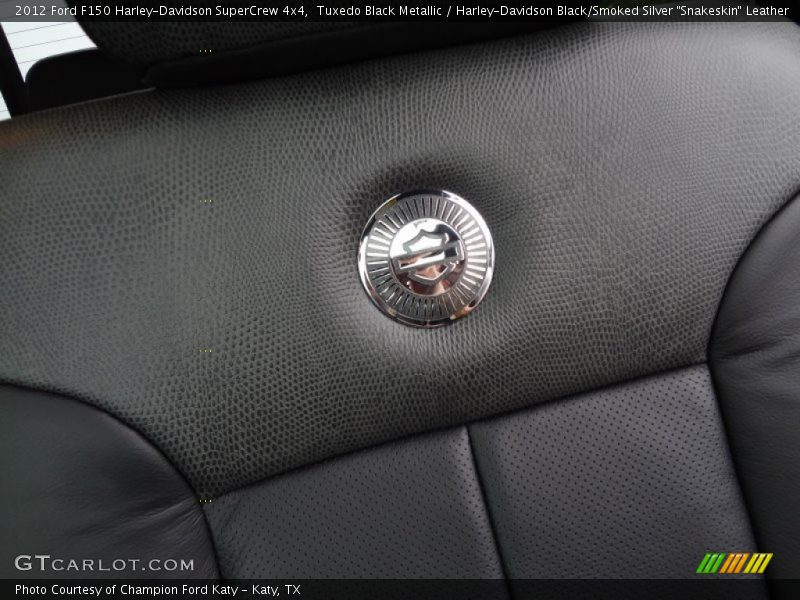 Tuxedo Black Metallic / Harley-Davidson Black/Smoked Silver 