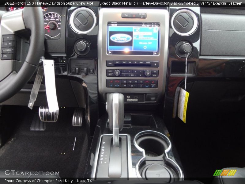 Tuxedo Black Metallic / Harley-Davidson Black/Smoked Silver 