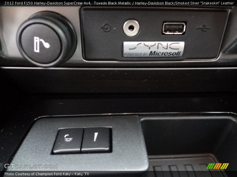 Tuxedo Black Metallic / Harley-Davidson Black/Smoked Silver 