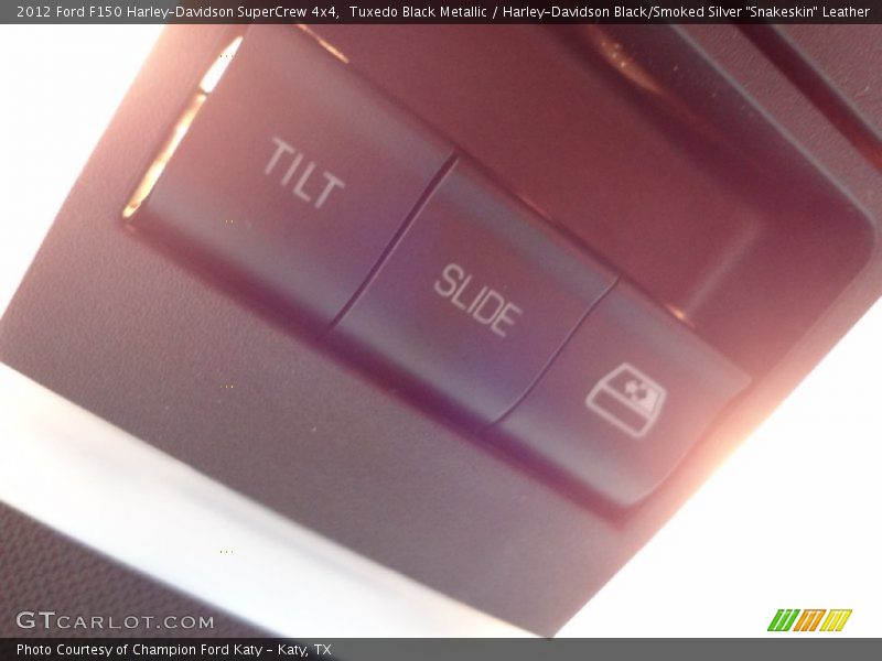 Tuxedo Black Metallic / Harley-Davidson Black/Smoked Silver 