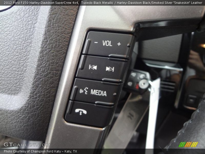 Tuxedo Black Metallic / Harley-Davidson Black/Smoked Silver 