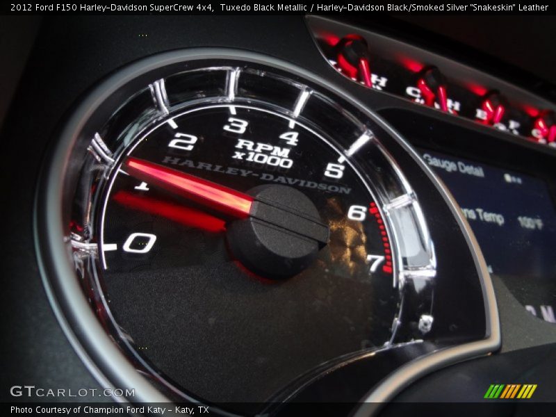 Tuxedo Black Metallic / Harley-Davidson Black/Smoked Silver 