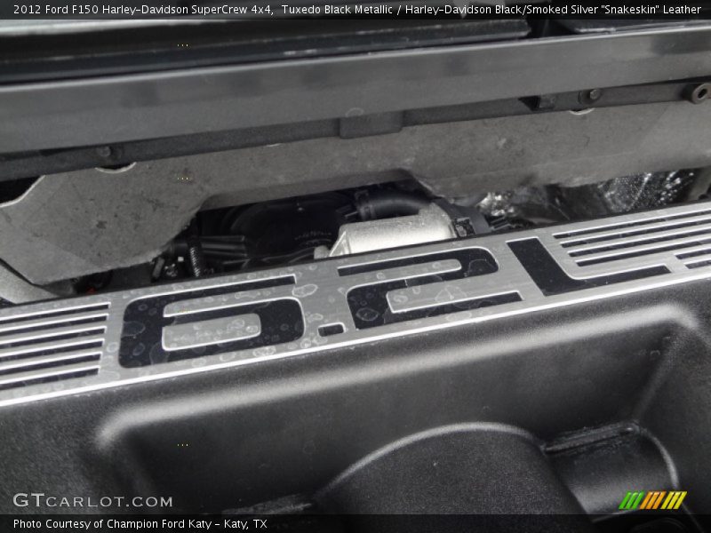 Tuxedo Black Metallic / Harley-Davidson Black/Smoked Silver 