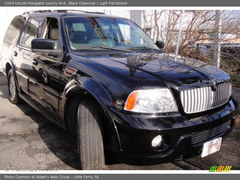 Black Clearcoat / Light Parchment 2004 Lincoln Navigator Luxury 4x4