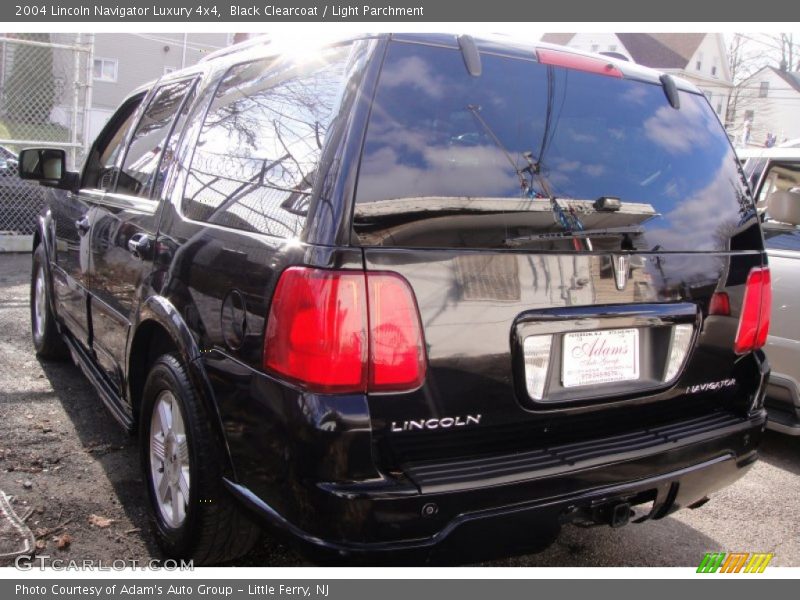 Black Clearcoat / Light Parchment 2004 Lincoln Navigator Luxury 4x4