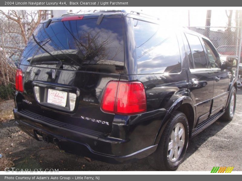 Black Clearcoat / Light Parchment 2004 Lincoln Navigator Luxury 4x4