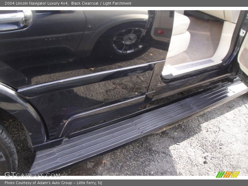 Black Clearcoat / Light Parchment 2004 Lincoln Navigator Luxury 4x4