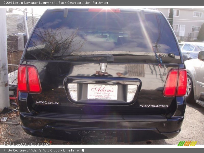 Black Clearcoat / Light Parchment 2004 Lincoln Navigator Luxury 4x4