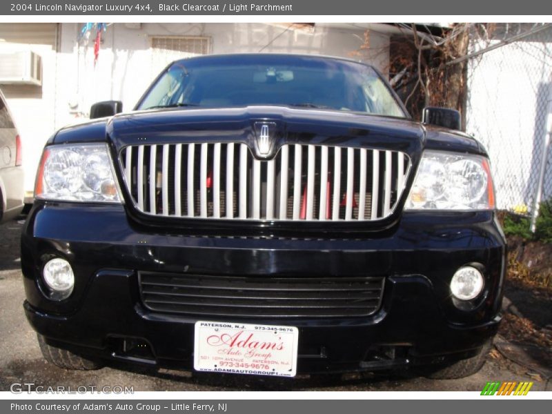Black Clearcoat / Light Parchment 2004 Lincoln Navigator Luxury 4x4