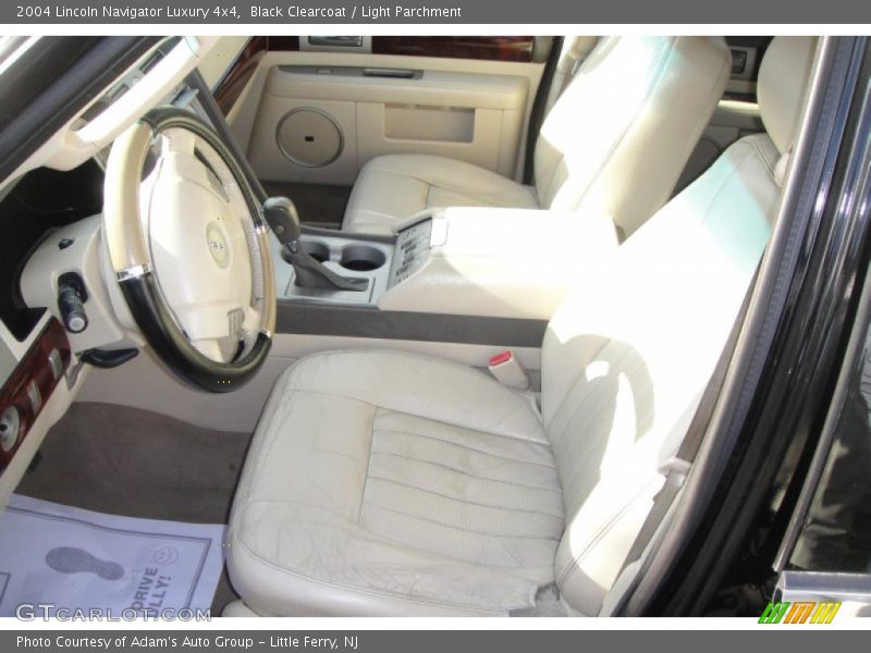 Black Clearcoat / Light Parchment 2004 Lincoln Navigator Luxury 4x4