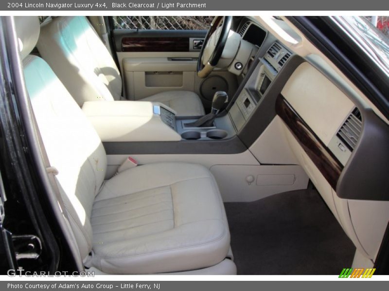 Black Clearcoat / Light Parchment 2004 Lincoln Navigator Luxury 4x4
