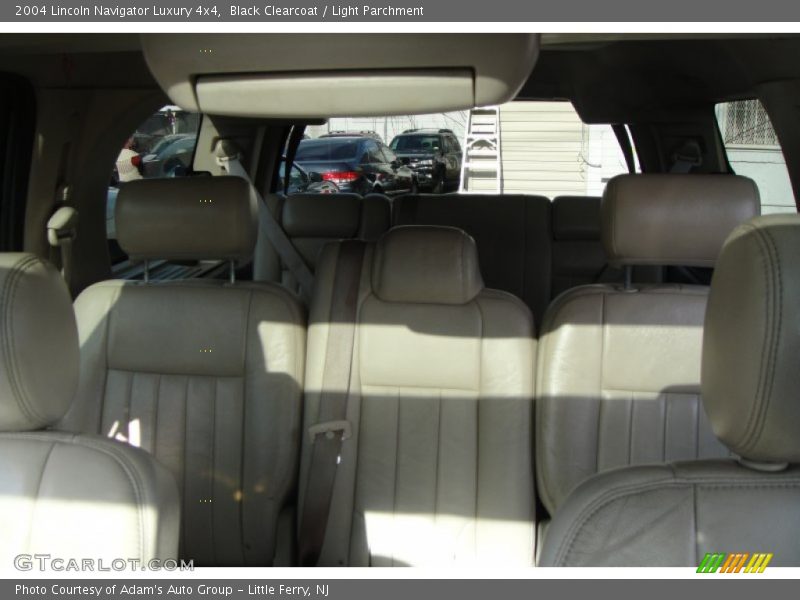 Black Clearcoat / Light Parchment 2004 Lincoln Navigator Luxury 4x4