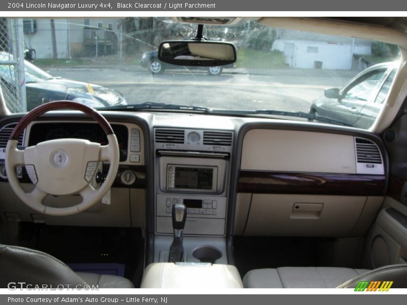 Black Clearcoat / Light Parchment 2004 Lincoln Navigator Luxury 4x4