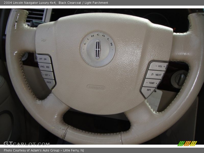 Black Clearcoat / Light Parchment 2004 Lincoln Navigator Luxury 4x4