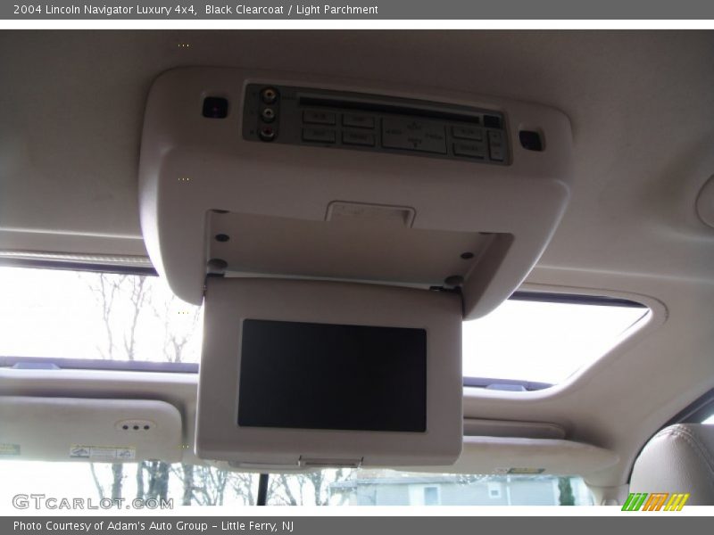 Black Clearcoat / Light Parchment 2004 Lincoln Navigator Luxury 4x4