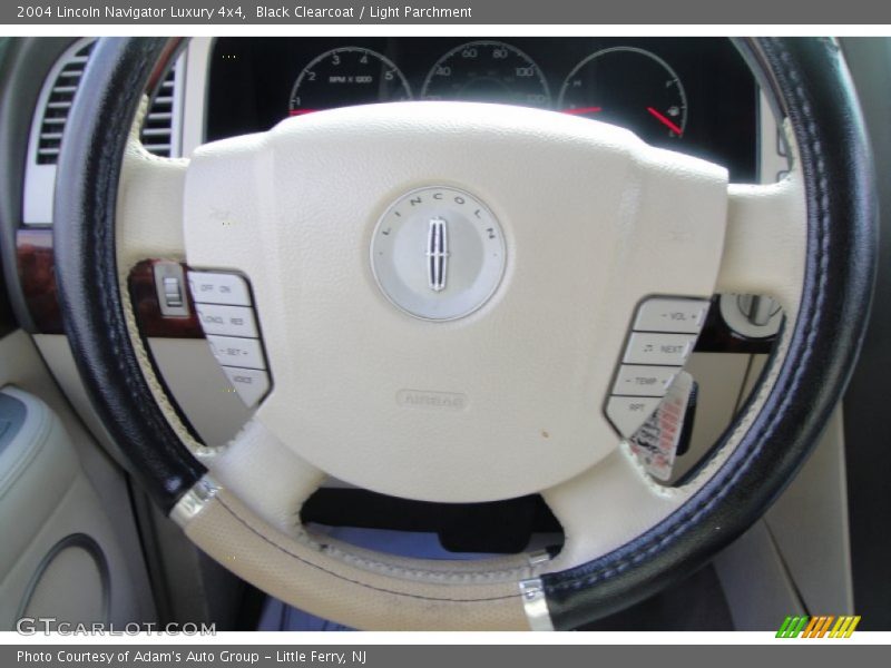 Black Clearcoat / Light Parchment 2004 Lincoln Navigator Luxury 4x4