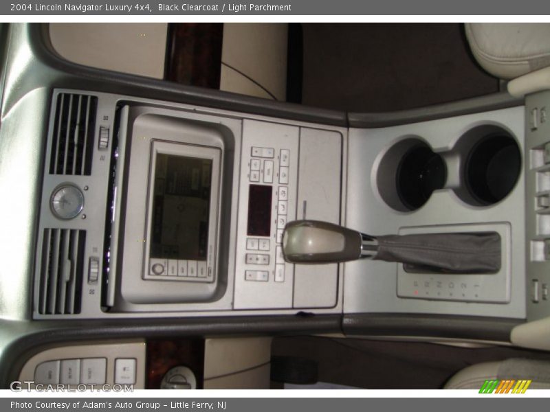Black Clearcoat / Light Parchment 2004 Lincoln Navigator Luxury 4x4
