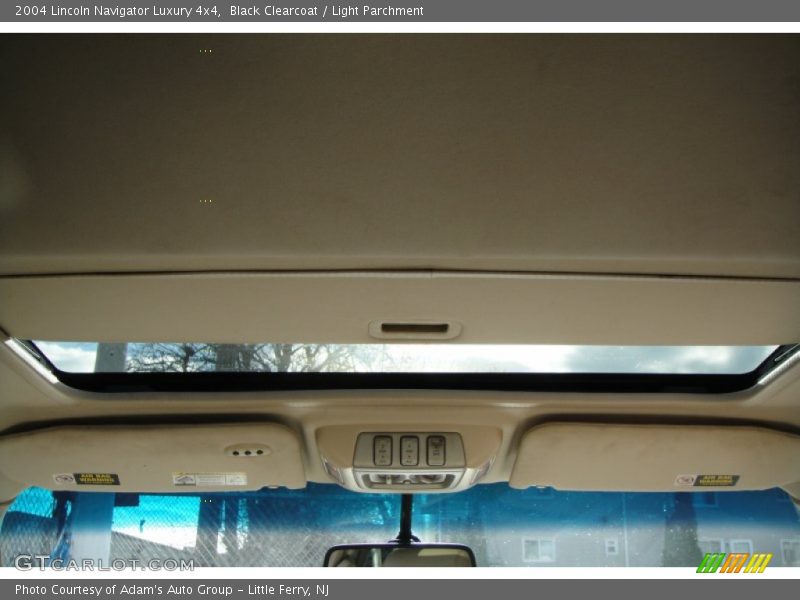 Black Clearcoat / Light Parchment 2004 Lincoln Navigator Luxury 4x4