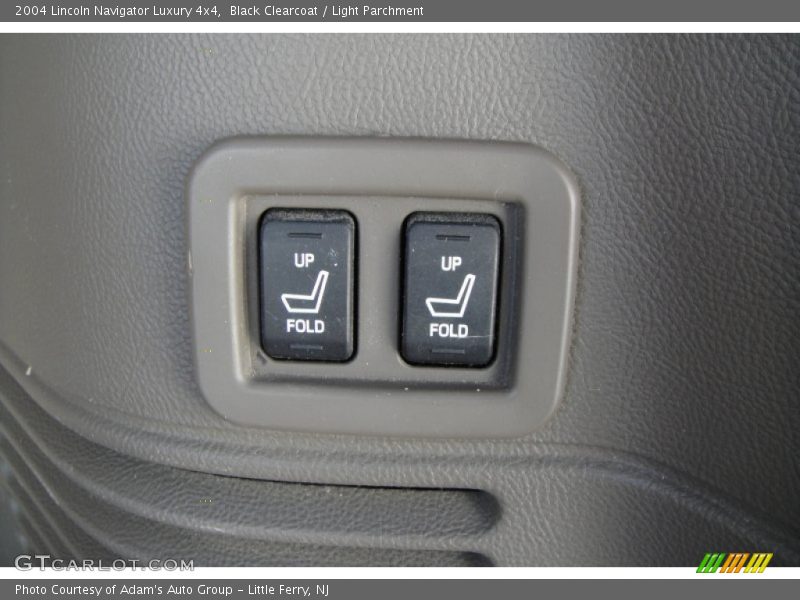 Black Clearcoat / Light Parchment 2004 Lincoln Navigator Luxury 4x4
