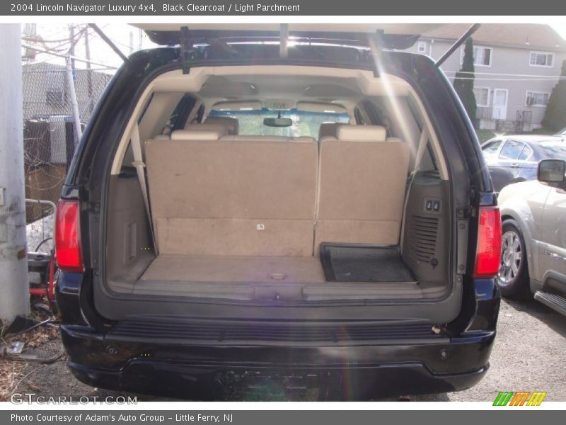 Black Clearcoat / Light Parchment 2004 Lincoln Navigator Luxury 4x4