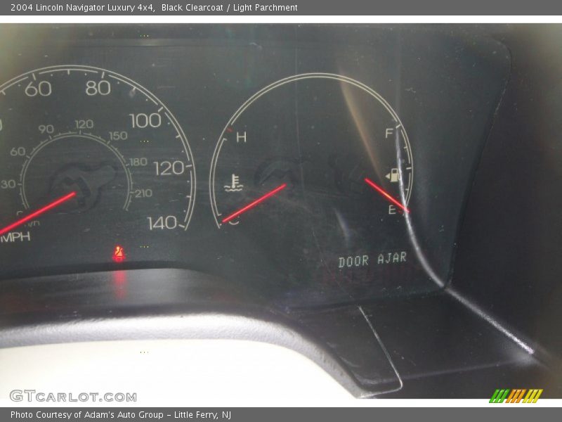 Black Clearcoat / Light Parchment 2004 Lincoln Navigator Luxury 4x4