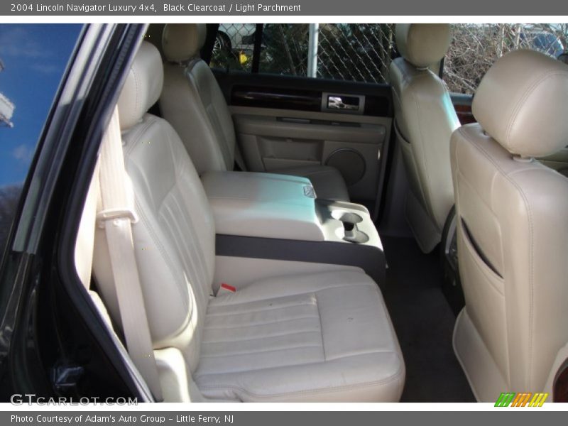 Black Clearcoat / Light Parchment 2004 Lincoln Navigator Luxury 4x4