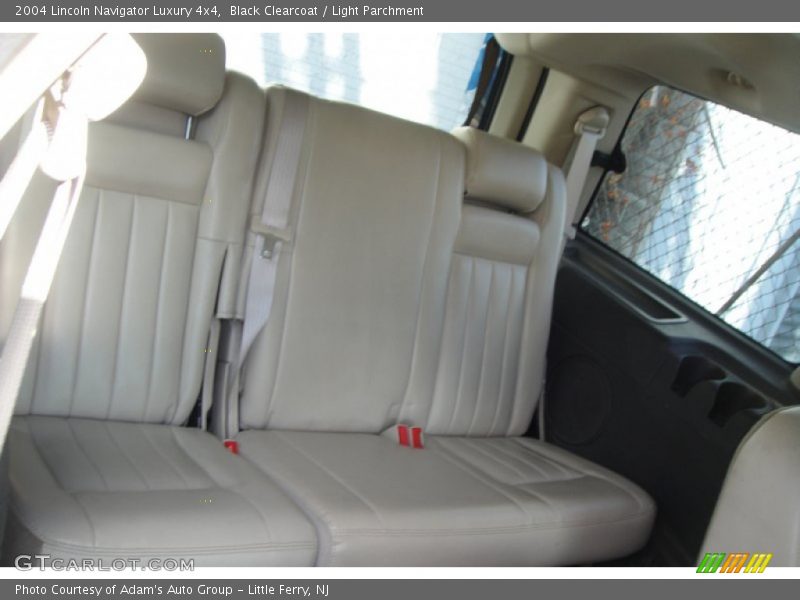 Black Clearcoat / Light Parchment 2004 Lincoln Navigator Luxury 4x4