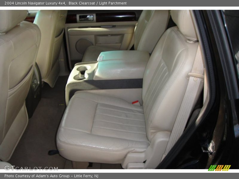 Black Clearcoat / Light Parchment 2004 Lincoln Navigator Luxury 4x4