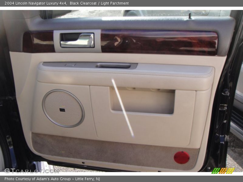 Black Clearcoat / Light Parchment 2004 Lincoln Navigator Luxury 4x4