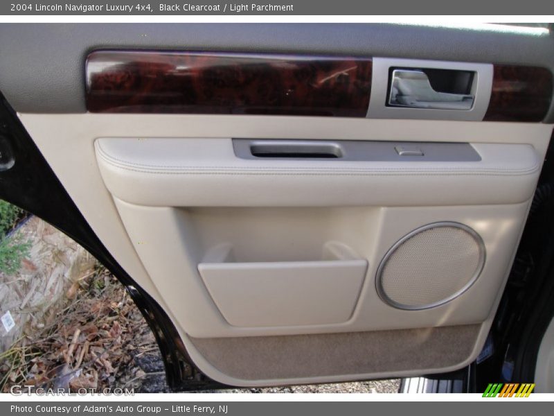 Black Clearcoat / Light Parchment 2004 Lincoln Navigator Luxury 4x4
