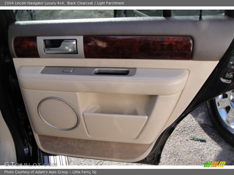 Black Clearcoat / Light Parchment 2004 Lincoln Navigator Luxury 4x4
