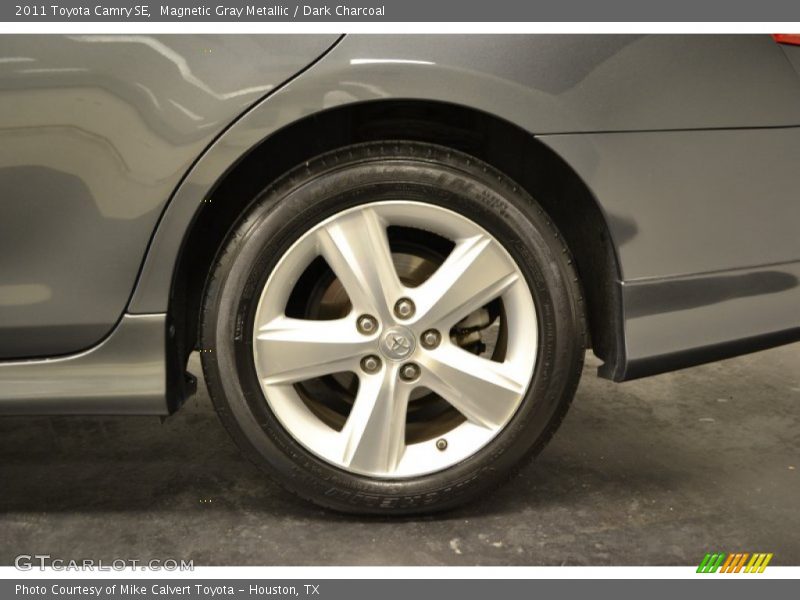 Magnetic Gray Metallic / Dark Charcoal 2011 Toyota Camry SE