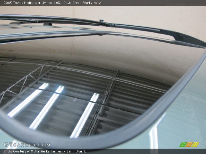Oasis Green Pearl / Ivory 2005 Toyota Highlander Limited 4WD