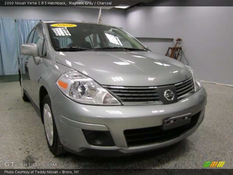 Magnetic Gray / Charcoal 2009 Nissan Versa 1.8 S Hatchback