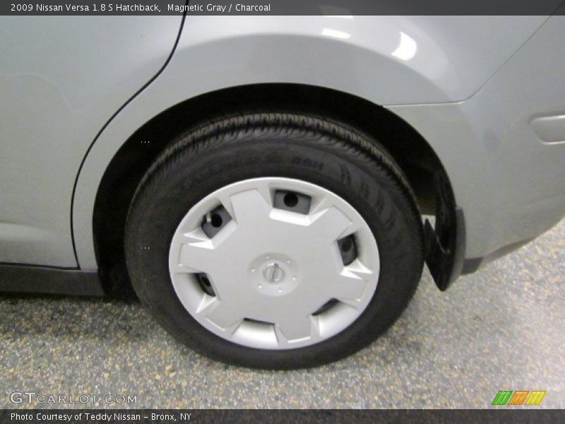 Magnetic Gray / Charcoal 2009 Nissan Versa 1.8 S Hatchback