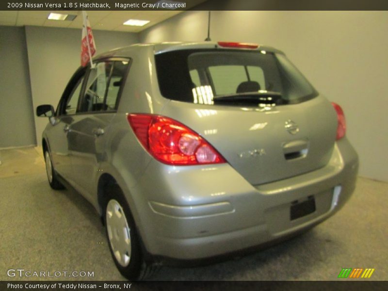 Magnetic Gray / Charcoal 2009 Nissan Versa 1.8 S Hatchback