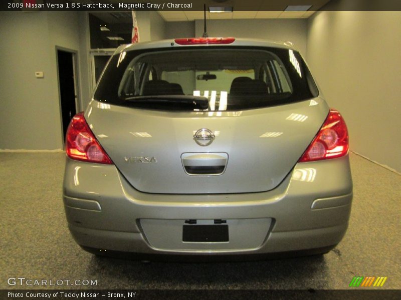 Magnetic Gray / Charcoal 2009 Nissan Versa 1.8 S Hatchback