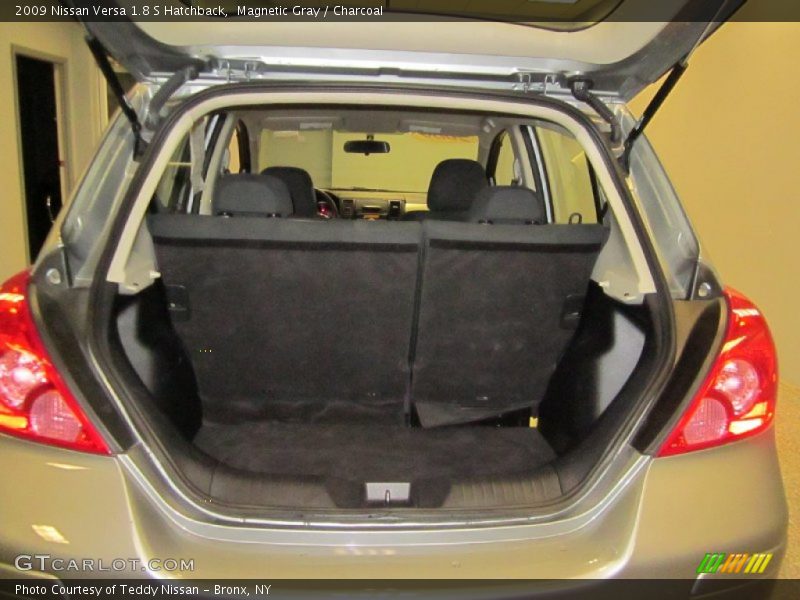 Magnetic Gray / Charcoal 2009 Nissan Versa 1.8 S Hatchback