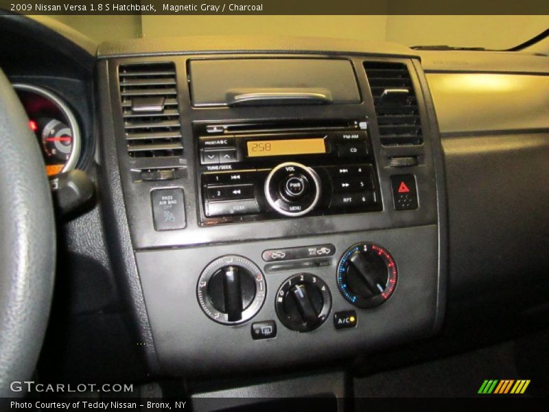 Magnetic Gray / Charcoal 2009 Nissan Versa 1.8 S Hatchback