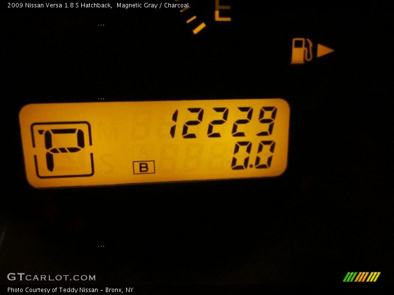 Magnetic Gray / Charcoal 2009 Nissan Versa 1.8 S Hatchback