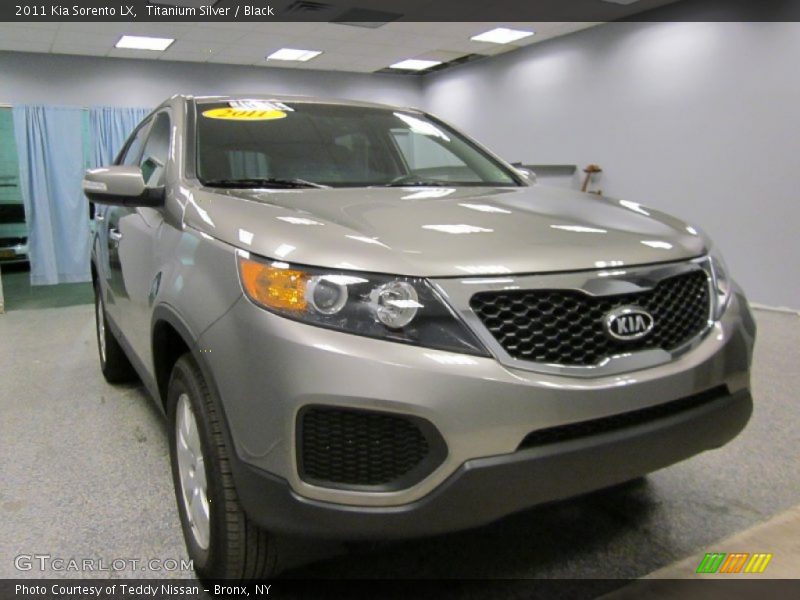 Titanium Silver / Black 2011 Kia Sorento LX