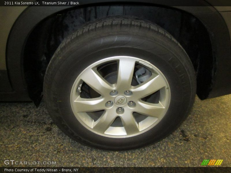 Titanium Silver / Black 2011 Kia Sorento LX